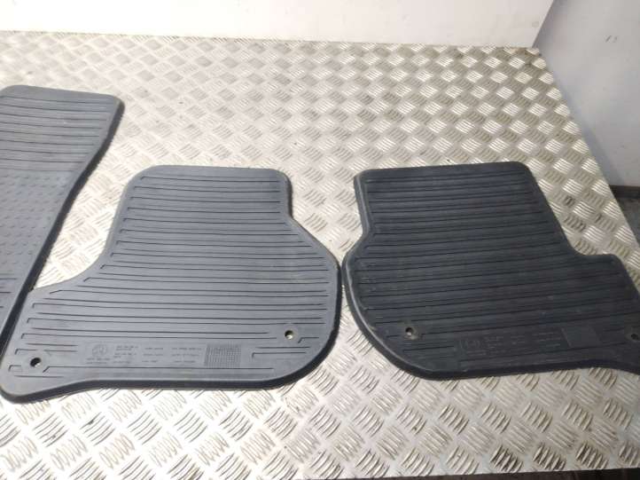 Skoda Octavia Mk2 (1Z) (2004 - 2013)  1Z1862451 Комплект автомобильного коврика