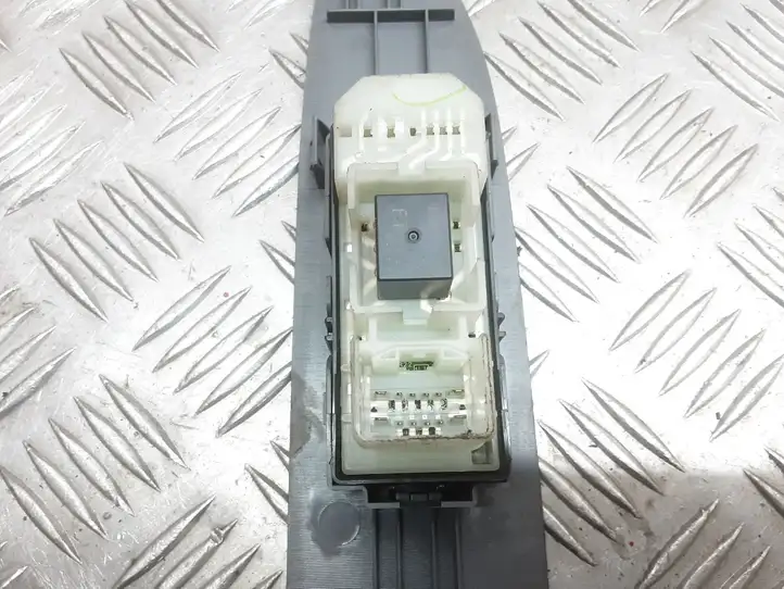 Toyota Avensis Verso (2001 - 2004) 8403044020 Блок кнопок стеклоподъемников — фото 3