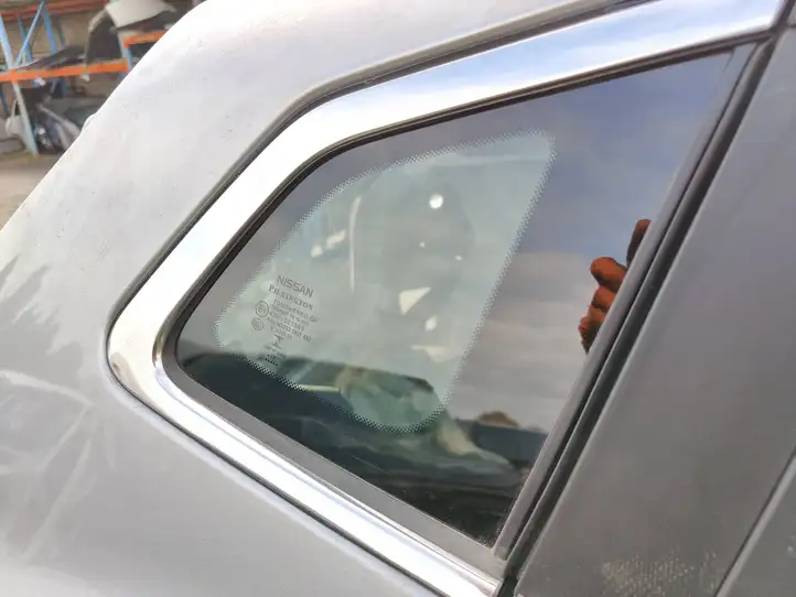 Nissan Qashqai (2013 - 2017) 43R001583 Заднее боковое стекло — фото 1