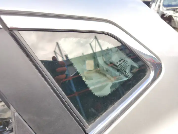 Nissan Qashqai (2013 - 2017) 43R001583 Заднее боковое стекло — фото 1