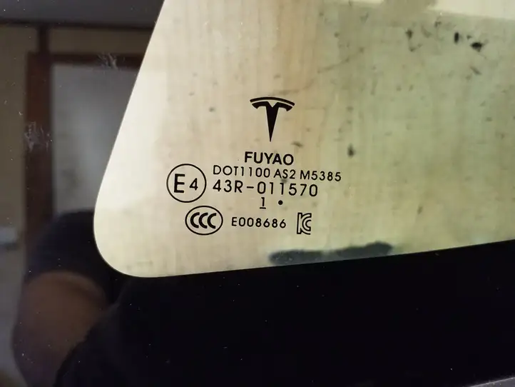 Tesla Model 3 (2017 - 2023) 151497801B Заднее боковое стекло — фото 3