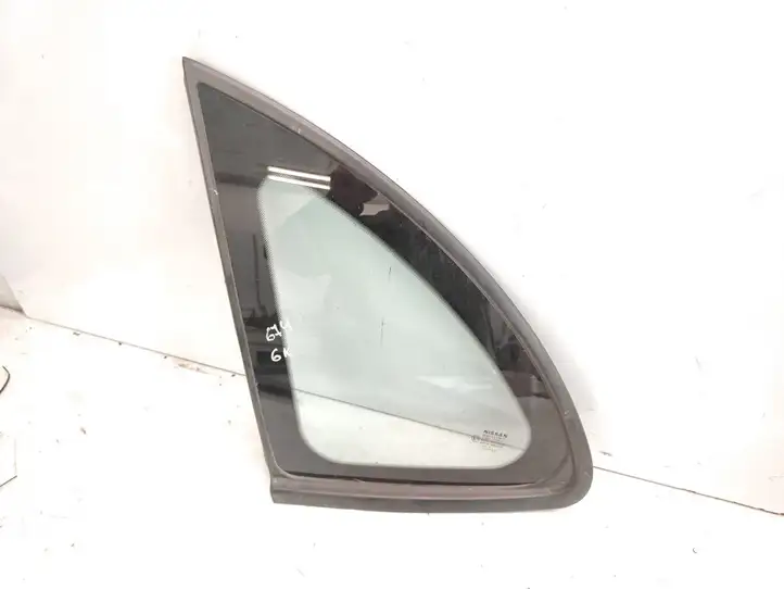 Nissan  (2000 - 2006)  43R000015 Заднее боковое стекло кузова