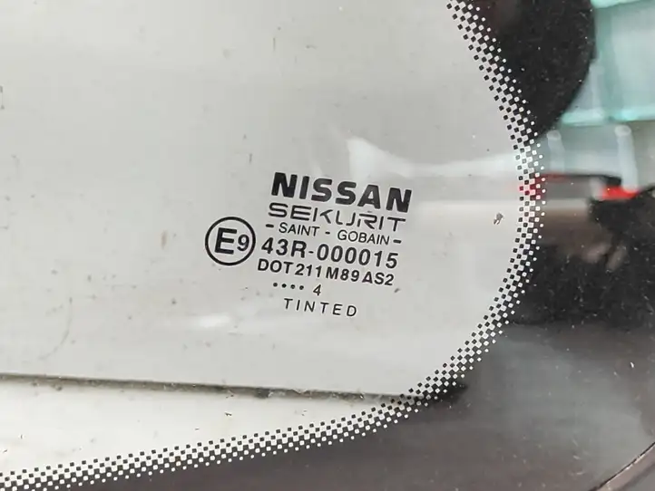 Nissan  (2000 - 2006)  43R000015 Заднее боковое стекло кузова
