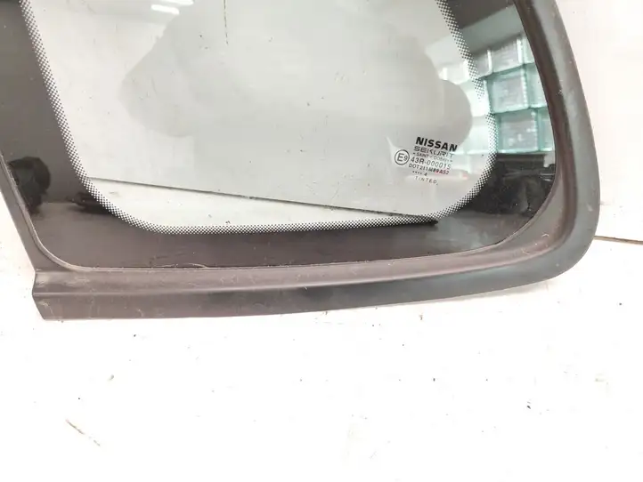 Nissan  (2000 - 2006)  43R000015 Заднее боковое стекло кузова