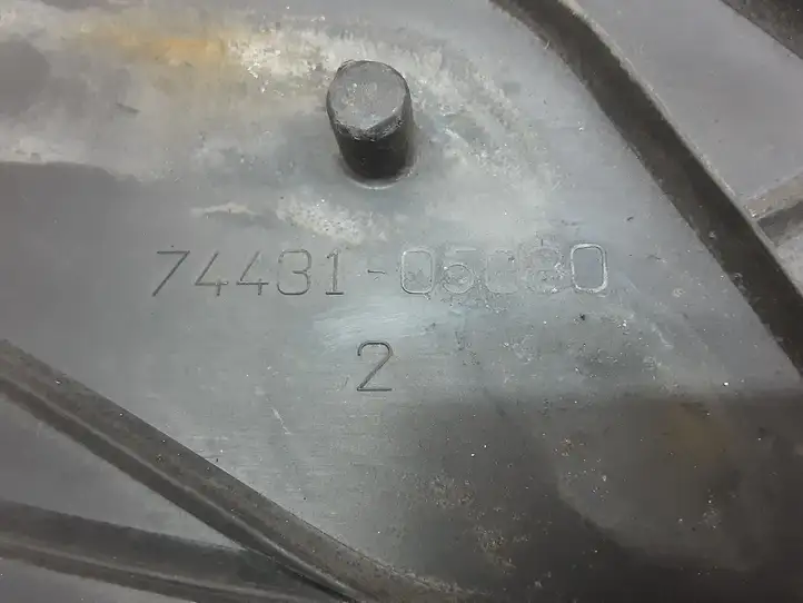 Toyota Avensis T250 (2003 - 2006) 7443105080 Площадка аккумулятора — фото 2