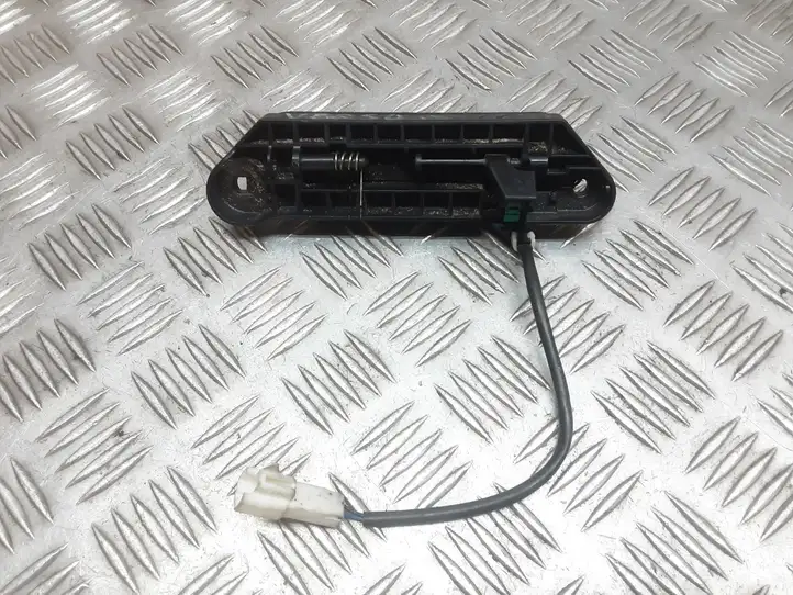 Toyota Avensis Verso (2001 - 2004) Кнопка закрытия крышки багажника — фото 2