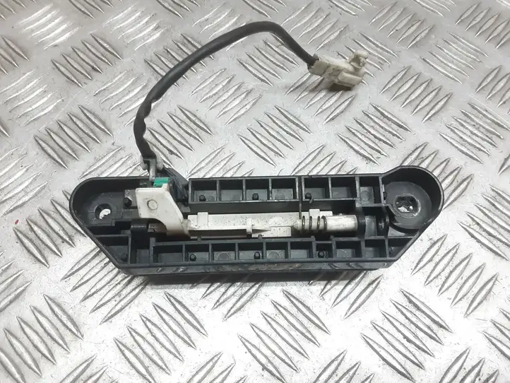 Toyota Avensis Verso (2001 - 2004) Кнопка закрытия крышки багажника — фото 2