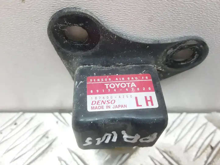 Toyota Prius (XW10) (1997 - 2003) 8917447020 Датчик удара SRS — фото 3