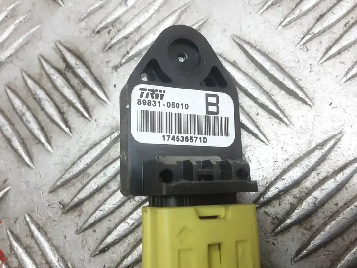 Toyota Avensis T250 (2003 - 2006) 8983105010 Датчик удара SRS — фото 2