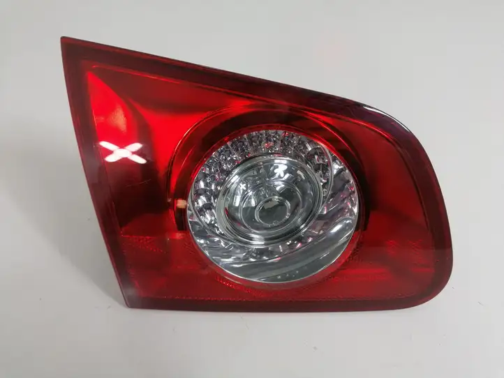 Volkswagen PASSAT B6 (2005 - 2010) 3C9945093A Задний фонарь в крышке багажника — фото 1
