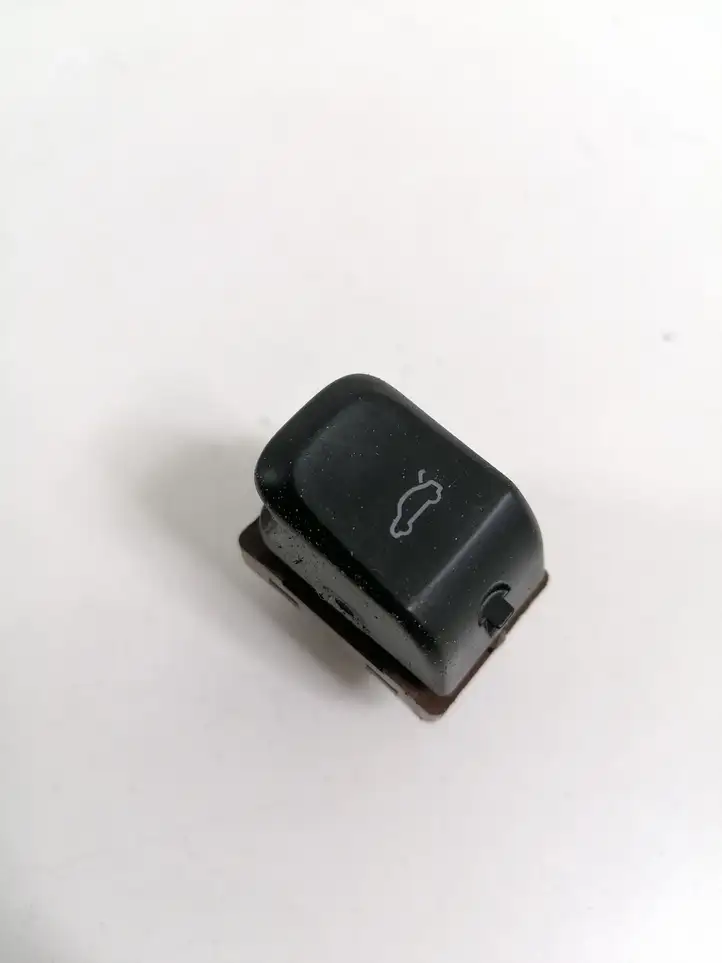 Audi A4 S4 B8 8K (2007 - 2011) 8K0959831A Кнопка закрытия крышки багажника — фото 1