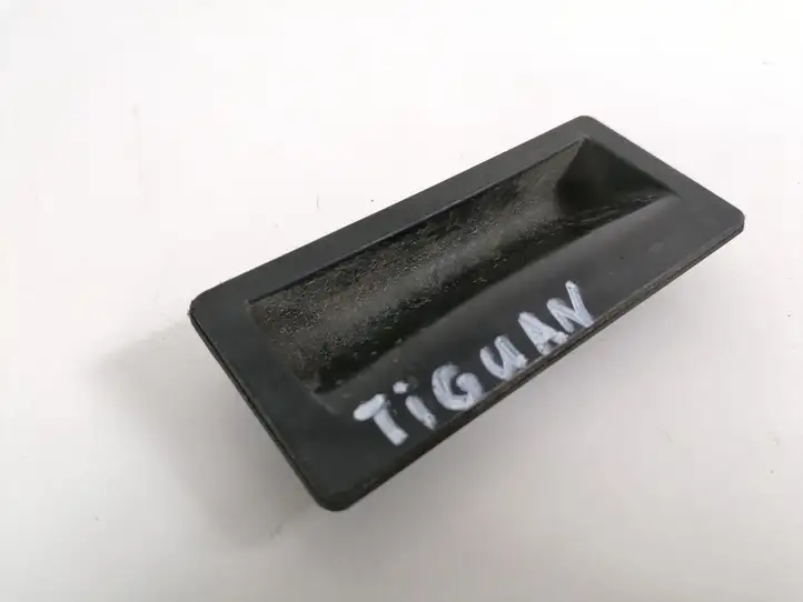 Volkswagen Tiguan (2007 - 2011) 5N0827335F Кнопка закрытия крышки багажника — фото 1