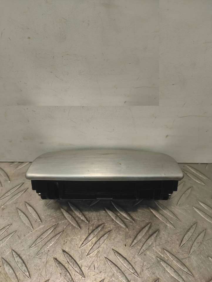 Audi A4 (2004 - 2009)  8E0857961M Задняя пепельница