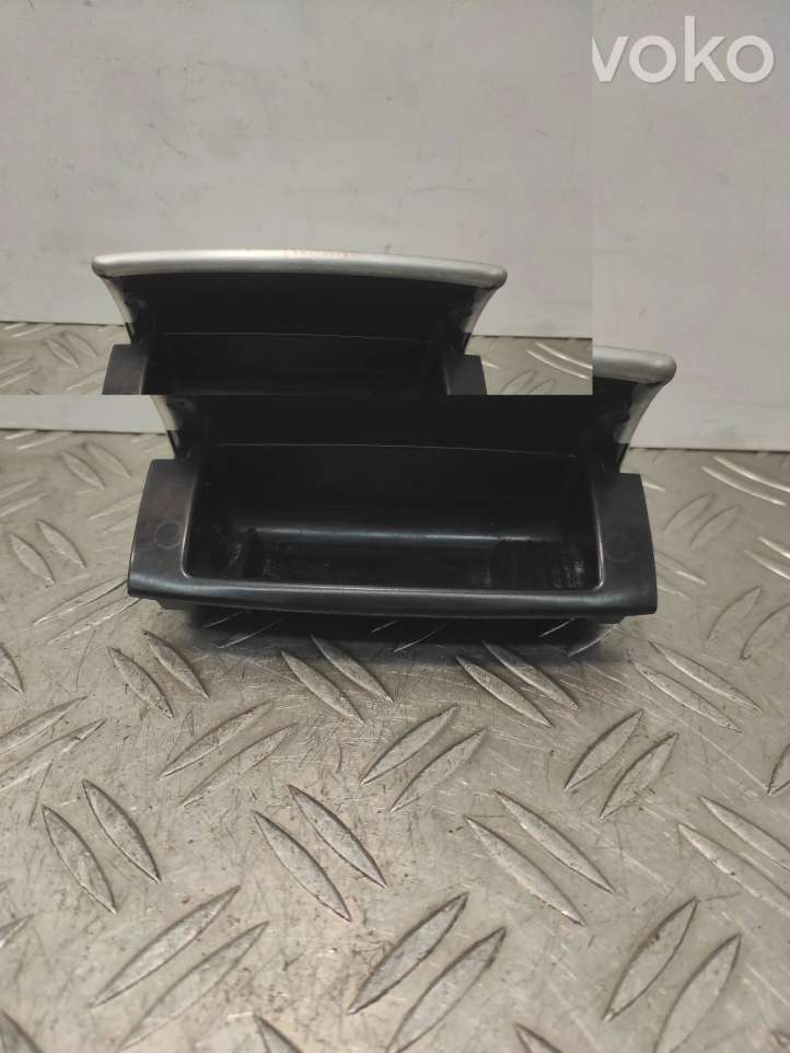 Audi A4 (2004 - 2009)  8E0857961M Задняя пепельница