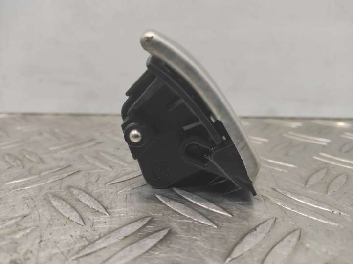 Audi A4 (2004 - 2009)  8E0857961M Задняя пепельница