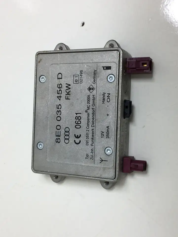 Audi A3/S3 8P (2004 - 2008) 8E0035456D Усилитель антенны — фото 1