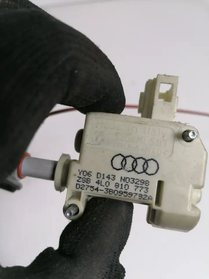 Audi Q7 4L (2005 - 2009) 4L0810773 Мотор центрального замка — фото 2