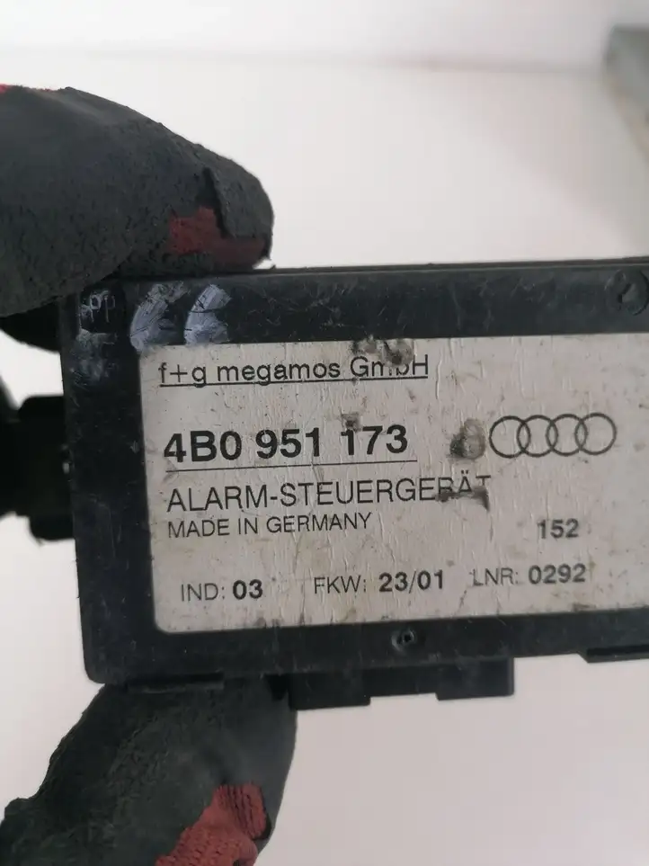 Audi A6 S6 C5 4B (2001 - 2004) 4B0951173 Блок управления сигнализацией — фото 2
