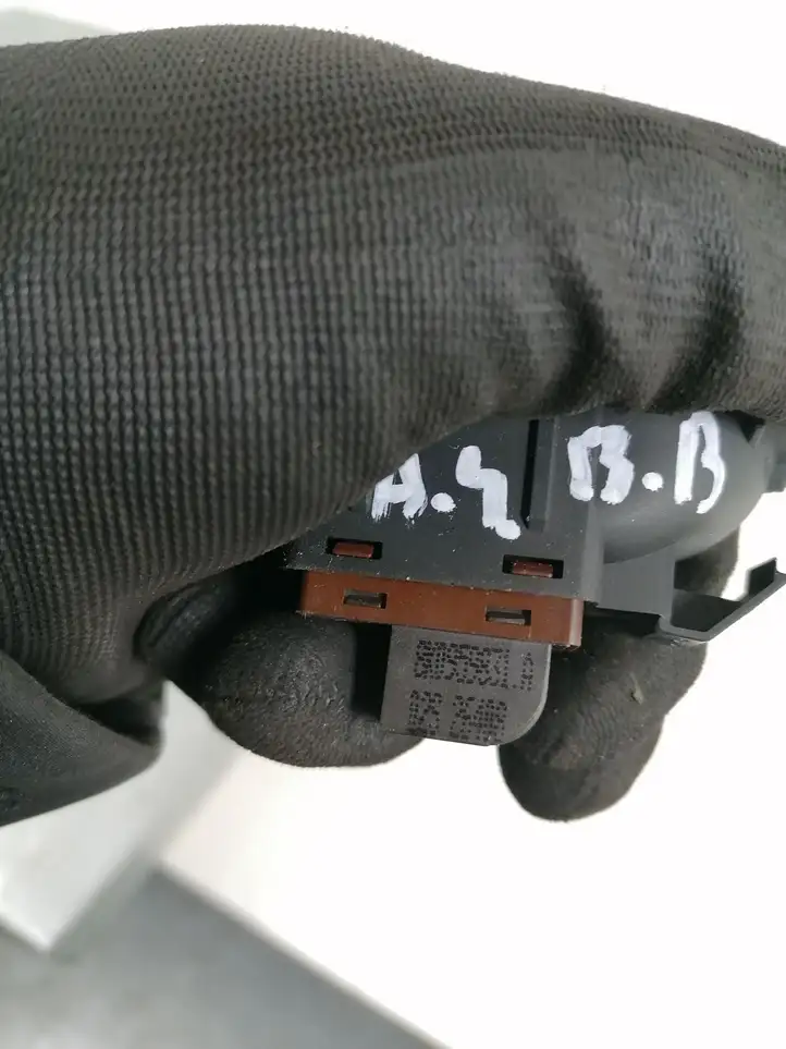 Audi A4 S4 B8 8K (2007 - 2011) 8K0959831A Кнопка закрытия крышки багажника — фото 2