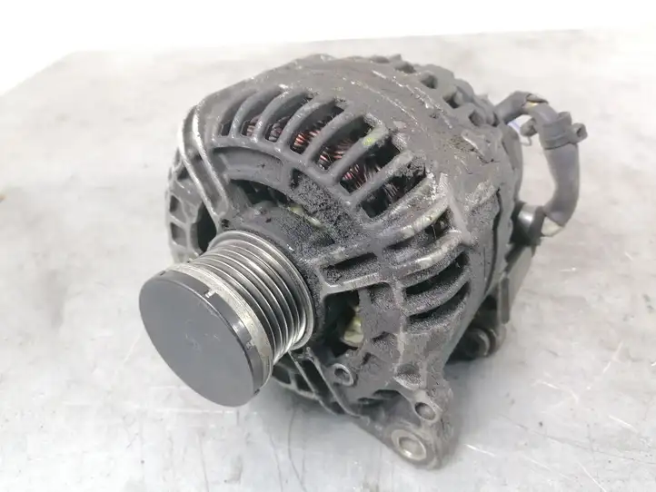 Volkswagen Touran I (2003 - 2010) 03C903023A Генератор — фото 1