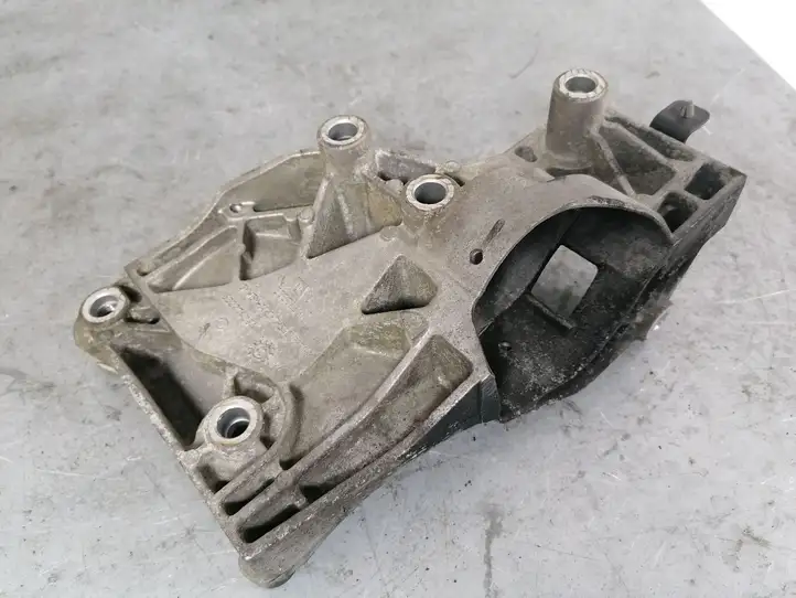 Opel Zafira B (2008 - 2014) 55582510 Кронштейн двигателя — фото 2