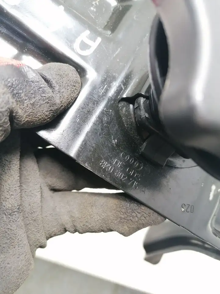 Audi A4 S4 B8 8K (2007 - 2011) 8K0802715A Кронштейн запасного колеса — фото 3