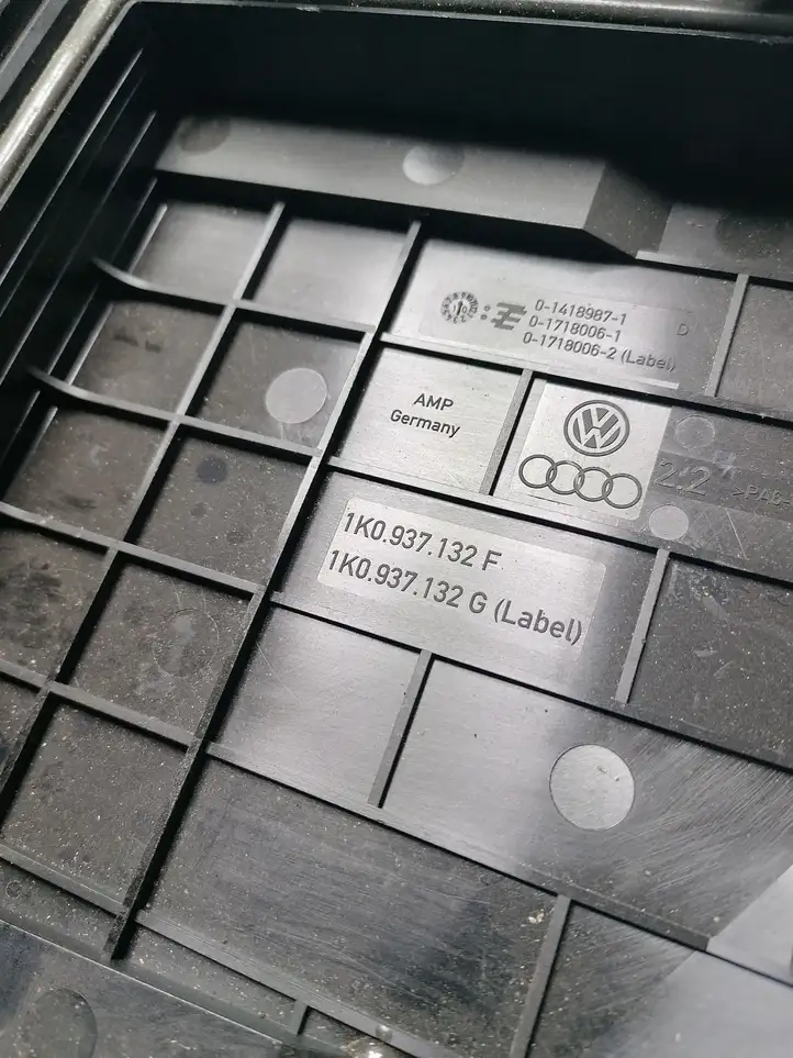 Volkswagen PASSAT B7 (2011 - 2014) 1K0937132F Крышка ящика предохранителей — фото 2