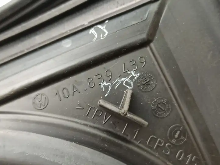 Volkswagen ID.3 (2019 - ) 10A839439 Уплотнитель стекла задней двери — фото 2