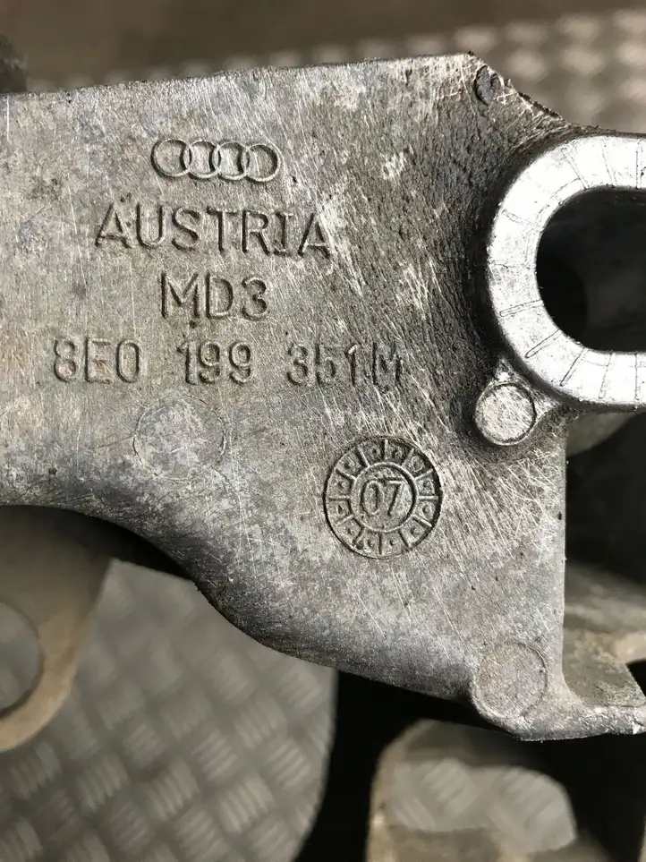 Audi A4 S4 B8 8K (2007 - 2011) 8E0199381Q Кронштейн двигателя — фото 2