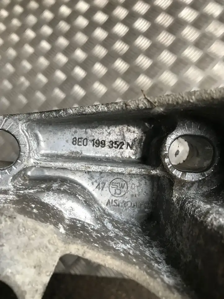 Audi A4 S4 B8 8K (2007 - 2011) 8E0199352N Кронштейн двигателя — фото 2