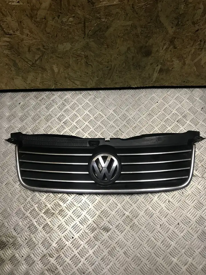 Volkswagen PASSAT B5.5 (2001 - 2005) 3B0853651L Верхняя решетка радиатора — фото 1
