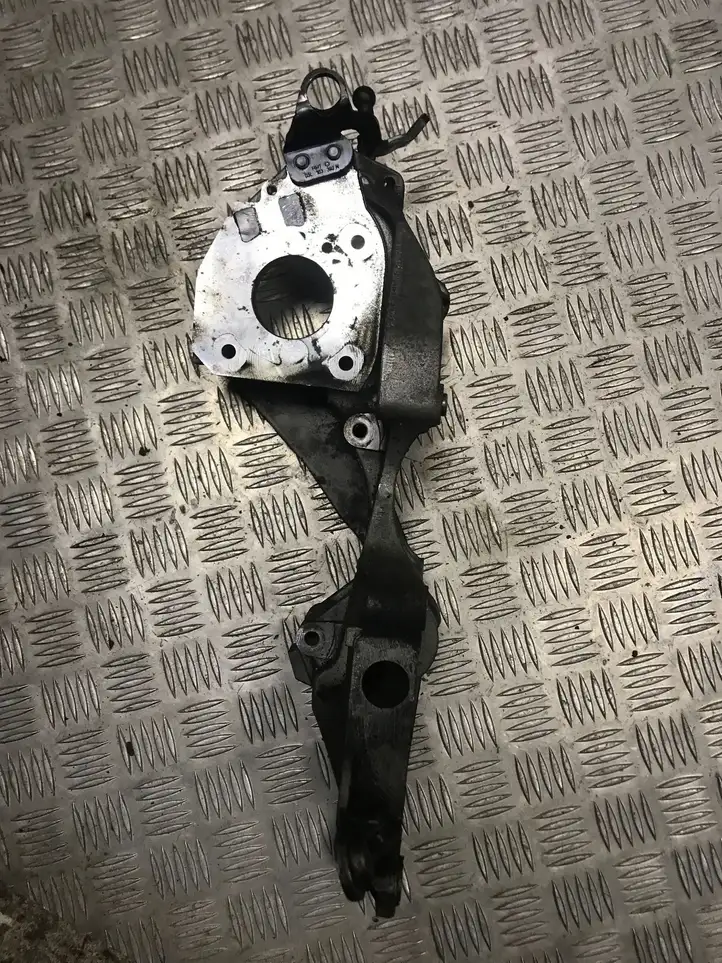 Audi A3/S3 8P (2008 - 2013) 03L903143D Кронштейн генератора — фото 3