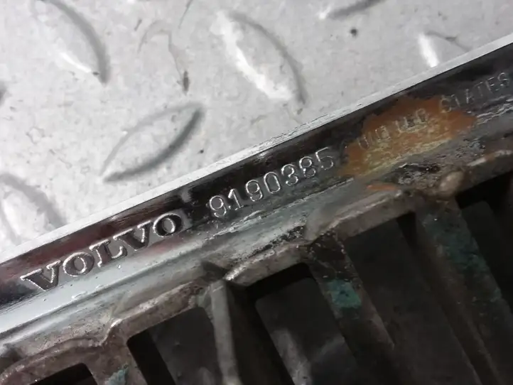 Volvo V70 (2000 - 2004) 9190385 Верхняя решетка радиатора — фото 4