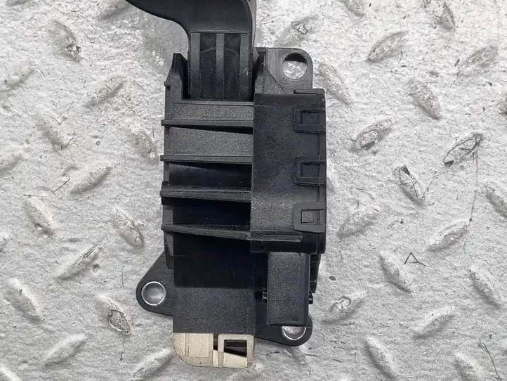 Opel Corsa D (2010 - 2014) 13305804 Педаль акселератора — фото 5