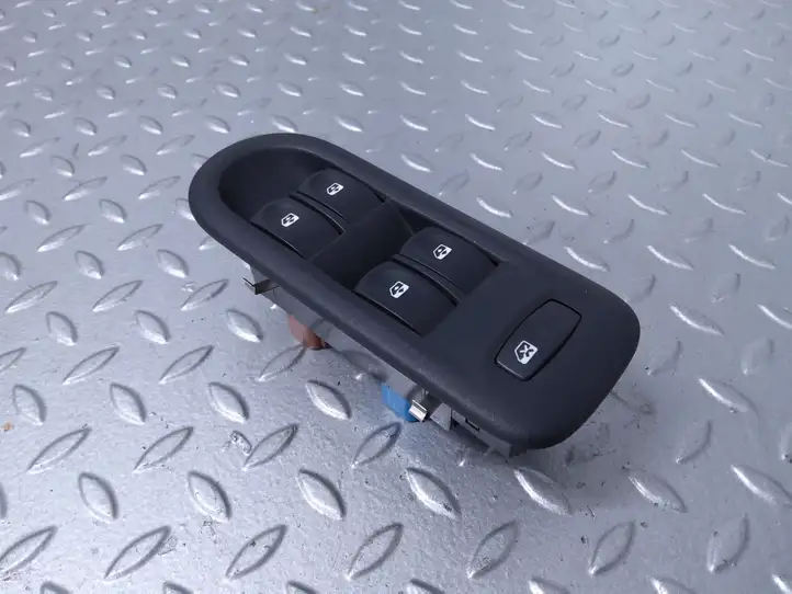 Renault Clio III (2005 - 2012) 8200356541 Кнопка стеклоподъемников — фото 1