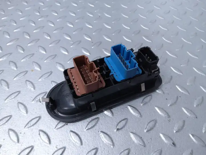 Renault Clio III (2005 - 2012) 8200356541 Кнопка стеклоподъемников — фото 6