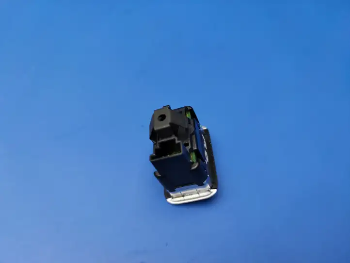 Mercedes-Benz CLA C117,X117,W117 (2013 - 2019) A2129059200 Кнопка закрытия крышки багажника — фото 4