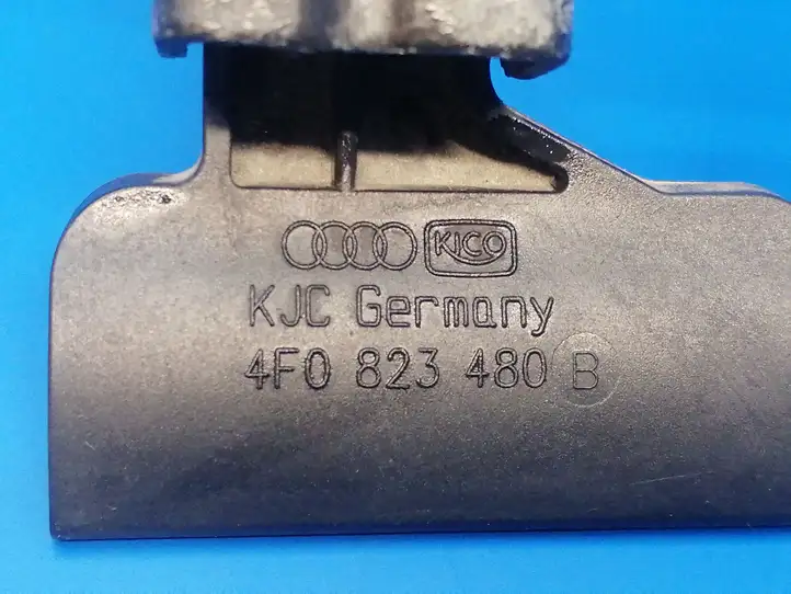 Audi A6 S6 C6 4F (2004 - 2008) 4F0823480B Кронштейн замка капота — фото 2