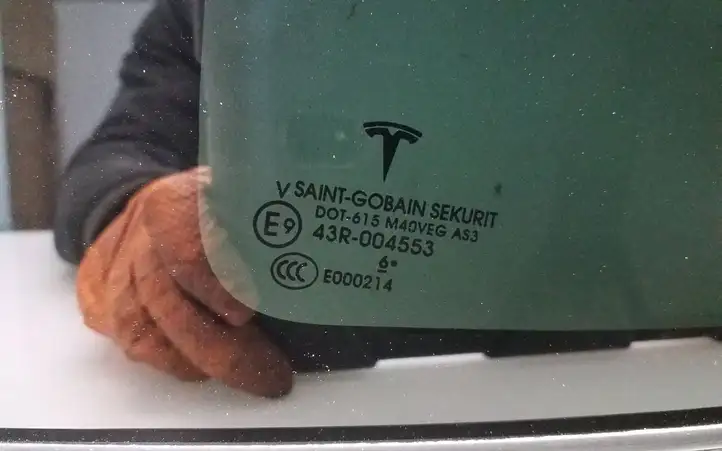 Tesla Model X (2015 - 2021) 43R004553 Заднее боковое стекло — фото 5
