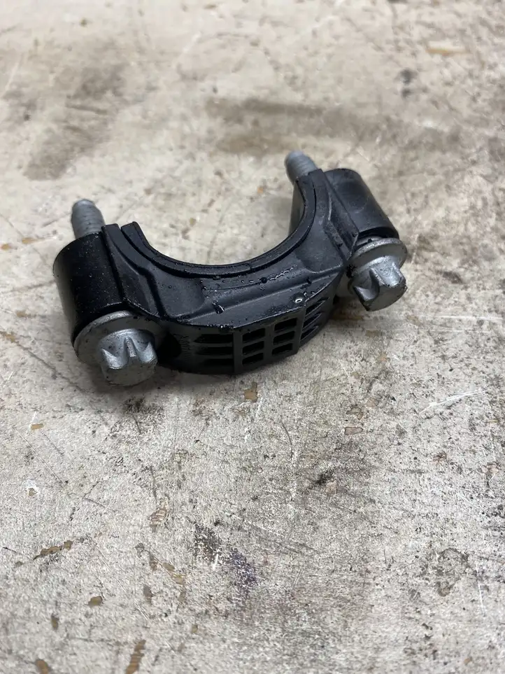 BMW 5 F10 F11 (2009 - 2016) Прочие детали моторного отсека — фото 1