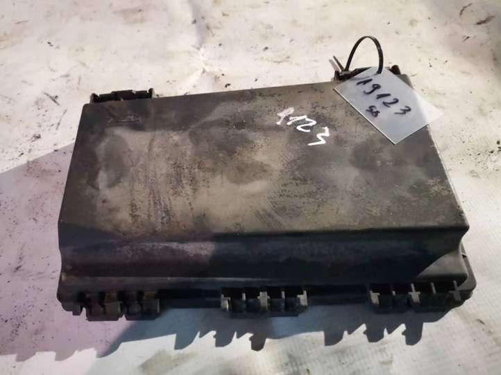 Opel Astra (2004 - 2009)  13125865 Крышка ящика предохранителей