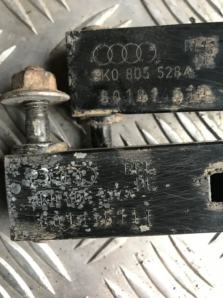 Audi A4 S4 B8 8K (2007 - 2011) 8K0805528A Кронштейн панели радиатора — фото 2