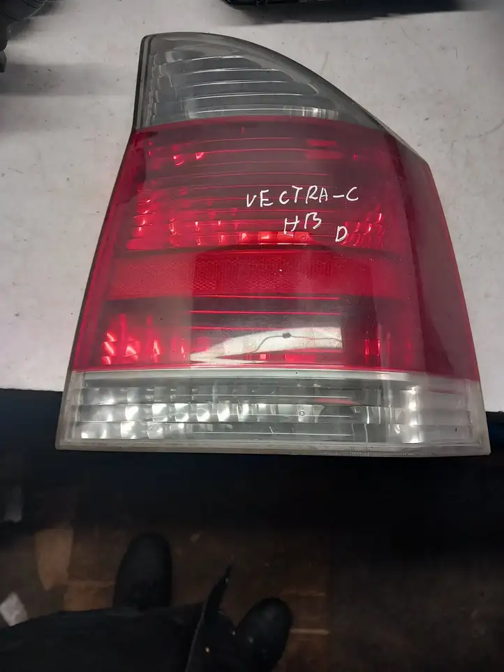 Opel Vectra C (2002 - 2005) 13157647 Задний фонарь в кузове — фото 1