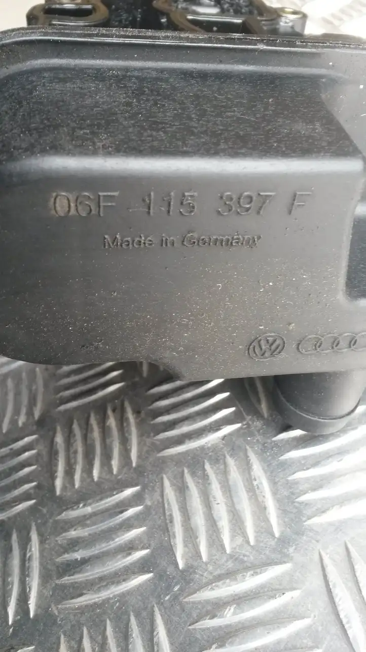 Audi A4 S4 B7 8E 8H (2004 - 2009) 06F115397F Кронштейн масляного фильтра — фото 3