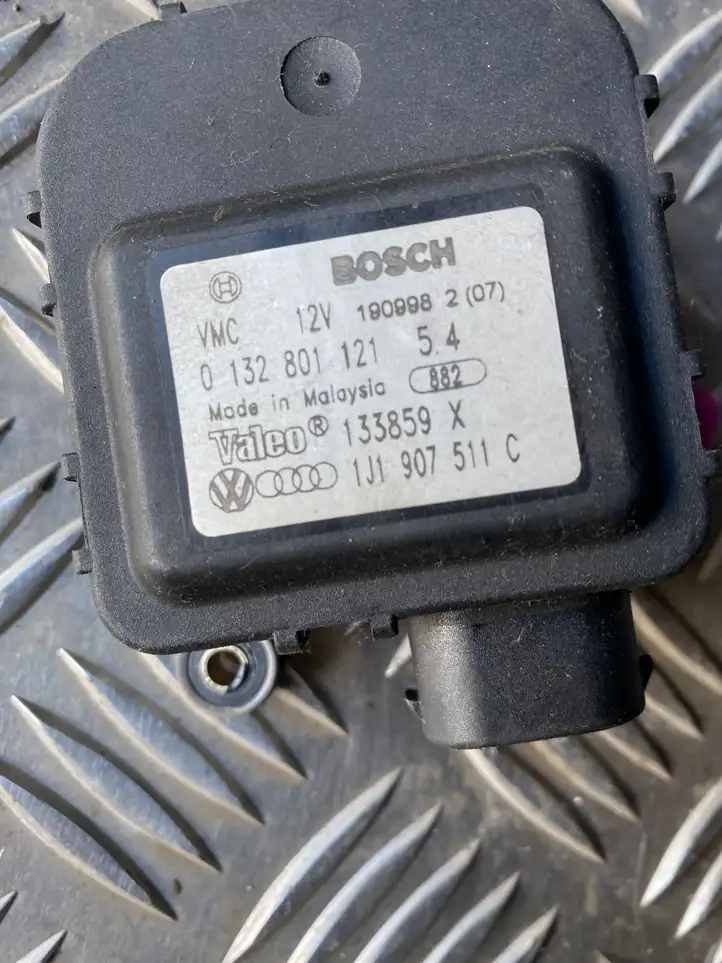 Audi A3/S3 8L (2000 - 2003) 1J1907511C Двигатель задвижки потока воздуха — фото 2