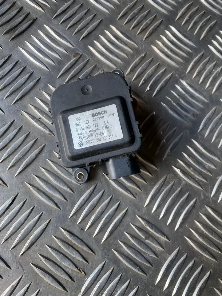 Audi A3/S3 8L (2000 - 2003) 8D2820511C Двигатель задвижки потока воздуха — фото 1
