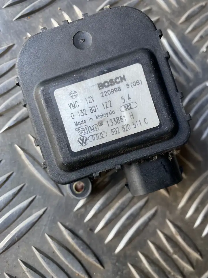 Audi A3/S3 8L (2000 - 2003) 8D2820511C Двигатель задвижки потока воздуха — фото 2