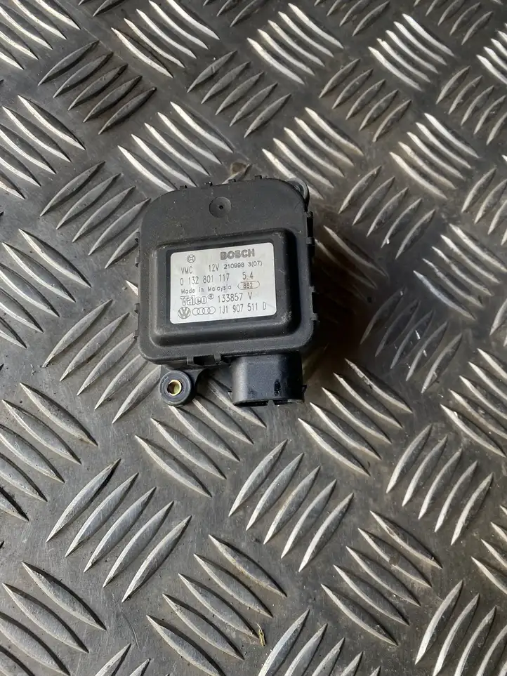 Audi A3/S3 8L (2000 - 2003) 1J1907511D Двигатель задвижки потока воздуха — фото 1