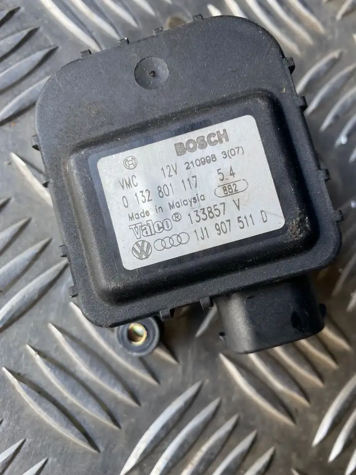 Audi A3/S3 8L (2000 - 2003) 1J1907511D Двигатель задвижки потока воздуха — фото 3