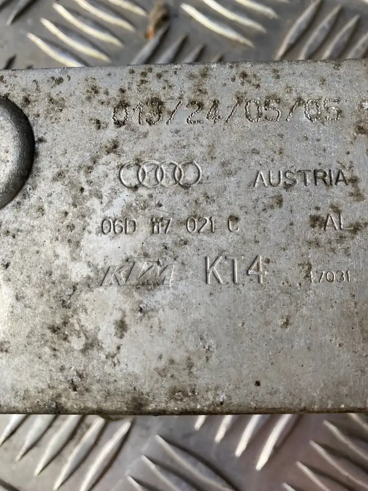 Audi A4 S4 B7 8E 8H (2004 - 2009) 06D117021C Кронштейн масляного фильтра — фото 3